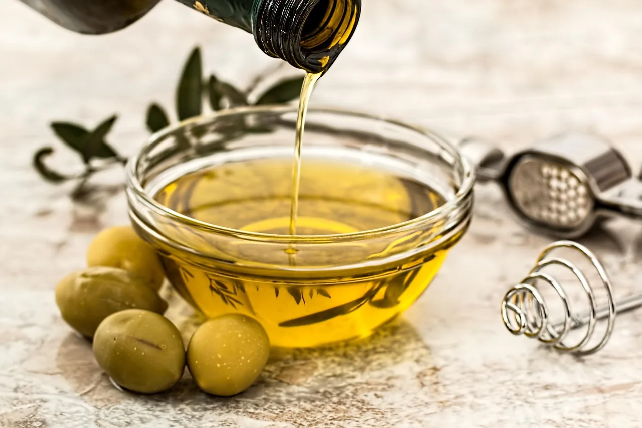 Immagine di bottiglie di olio d'oliva con etichette di marche sconsigliate nei supermercati.