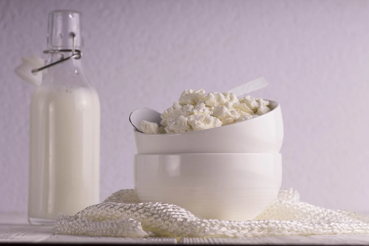 Bicchiere di kefir su tavolo, simbolo di salute intestinale dopo cena.